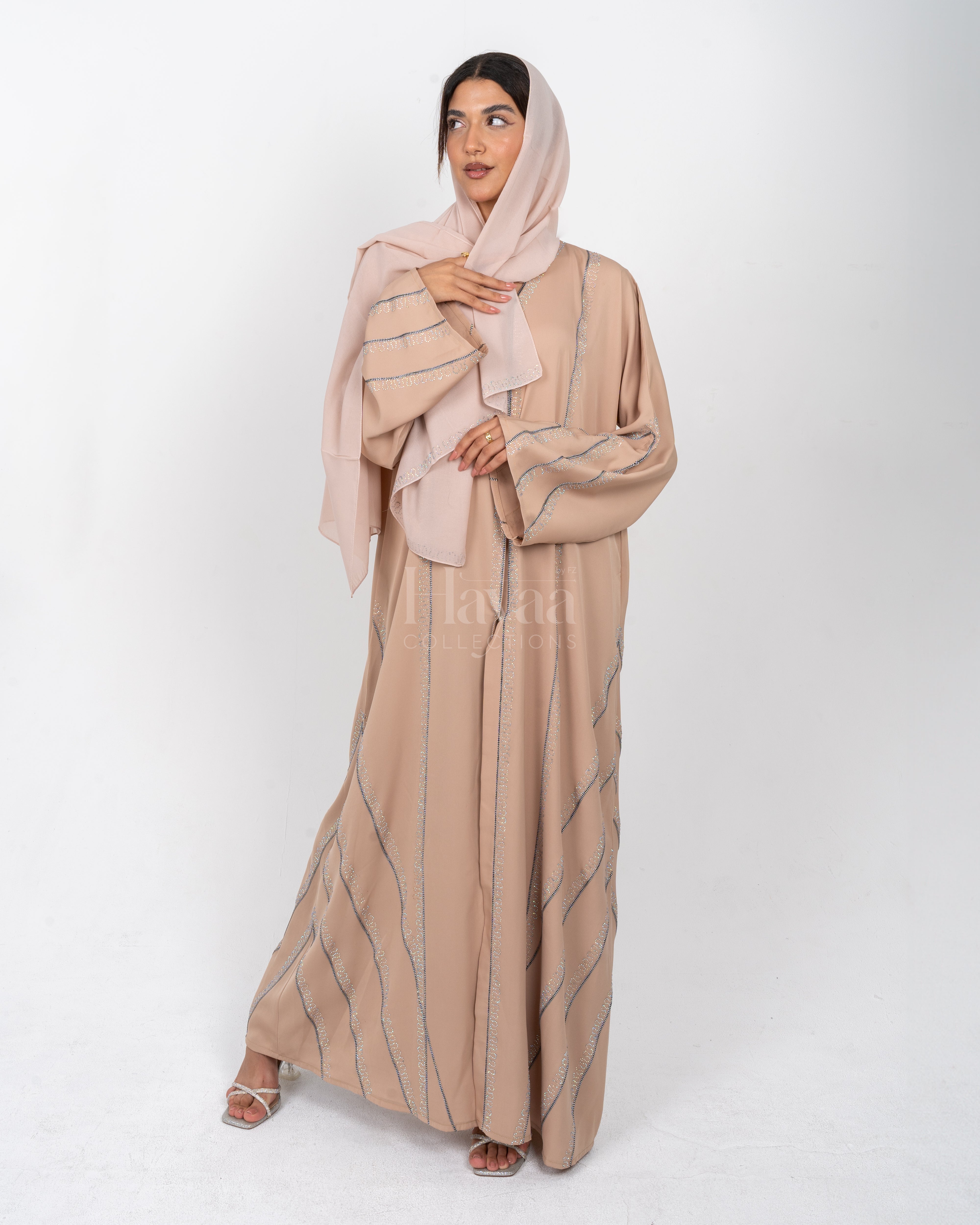 Zahwa Beige Closed Abaya